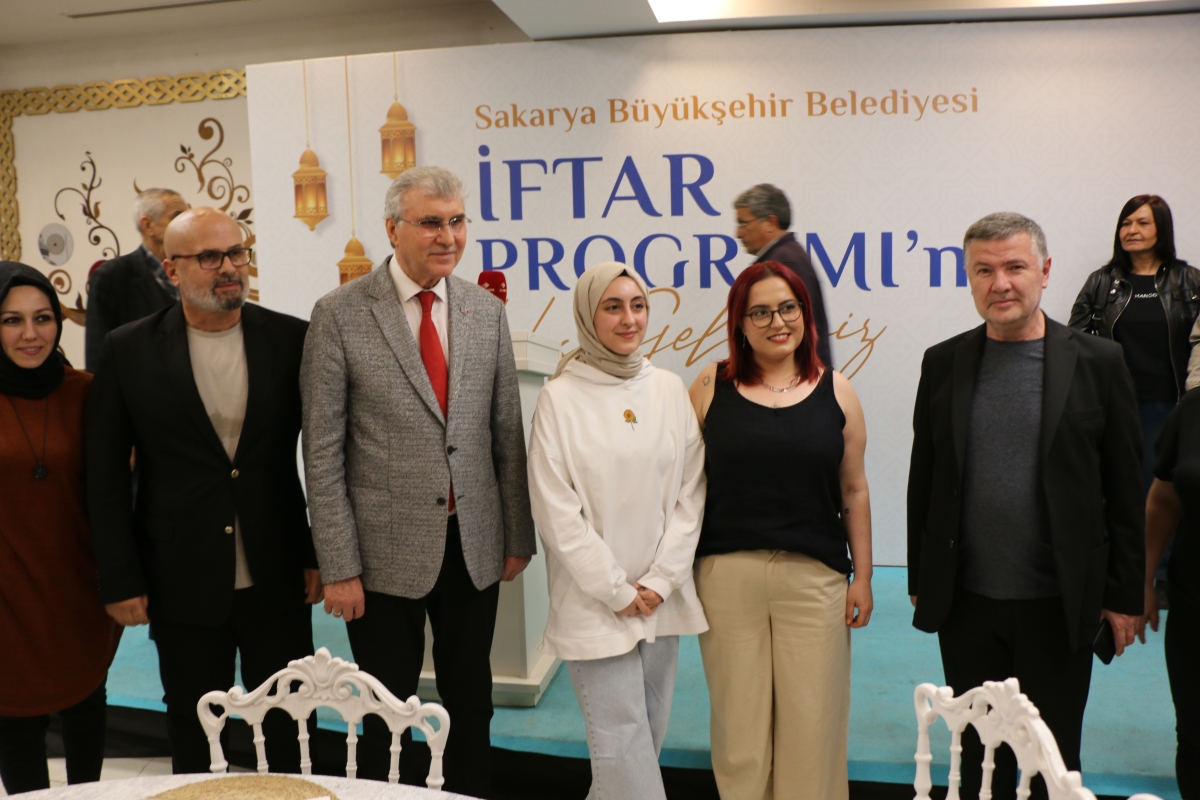 Sakarya Büyükşehir Belediye Başkanı Ekrem Yüce'nin Basına Veda Yemeği (GECEYE DAMGASINI VURAN HATIRA FOTOĞRAFLARI )