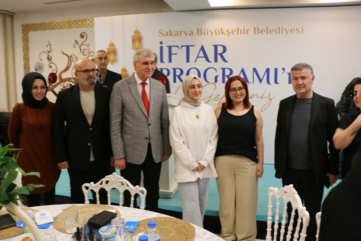 Sakarya Büyükşehir Belediye Başkanı Ekrem Yüce'nin Basına Veda Yemeği (GECEYE DAMGASINI VURAN HATIRA FOTOĞRAFLARI )