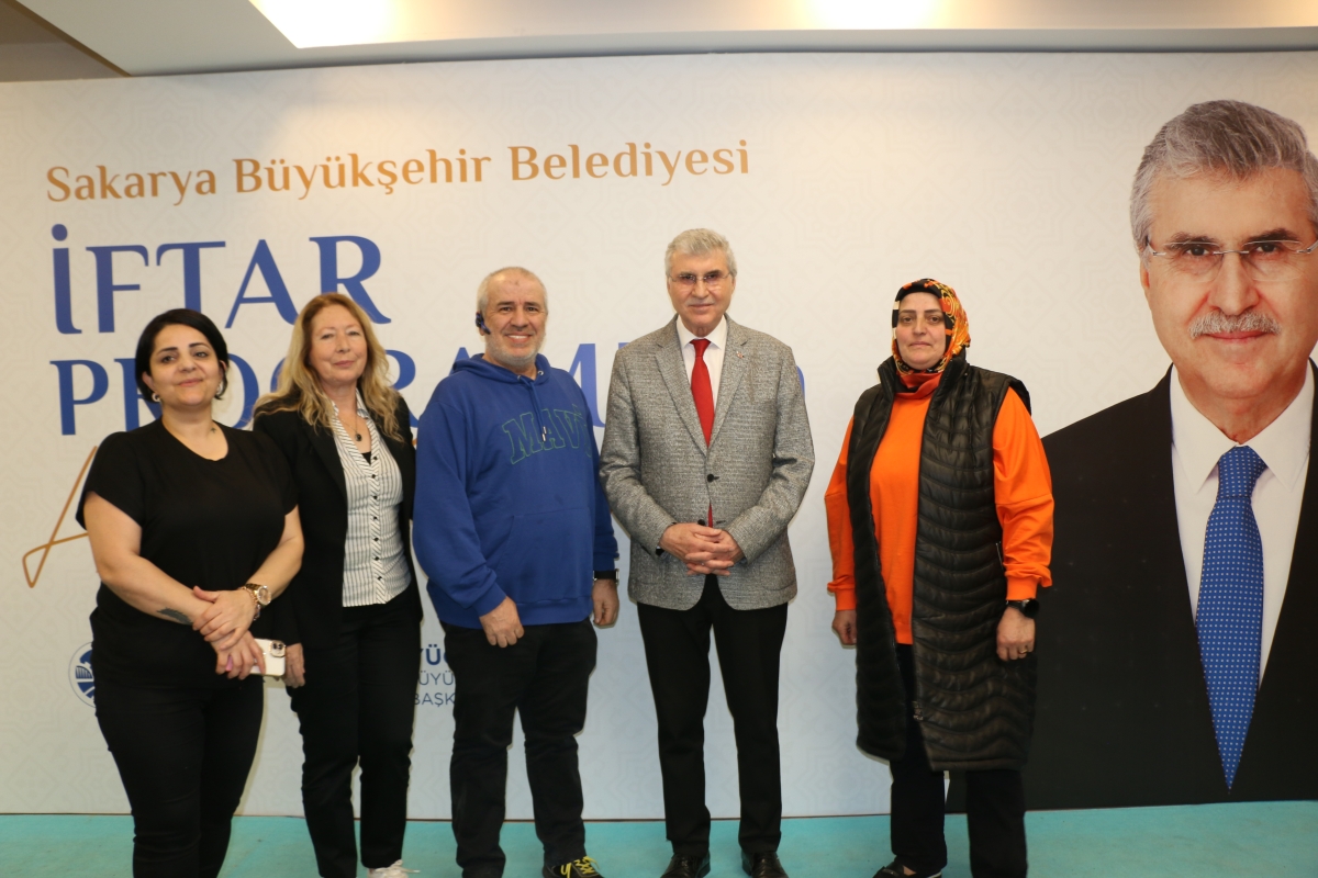 Sakarya Büyükşehir Belediye Başkanı Ekrem Yüce'nin Basına Veda Yemeği (GECEYE DAMGASINI VURAN HATIRA FOTOĞRAFLARI )