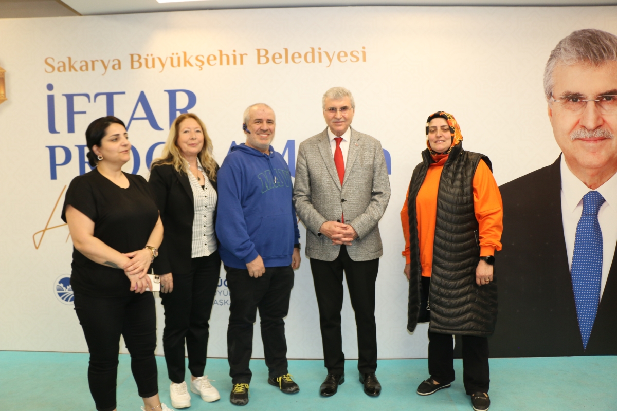 Sakarya Büyükşehir Belediye Başkanı Ekrem Yüce'nin Basına Veda Yemeği (GECEYE DAMGASINI VURAN HATIRA FOTOĞRAFLARI )