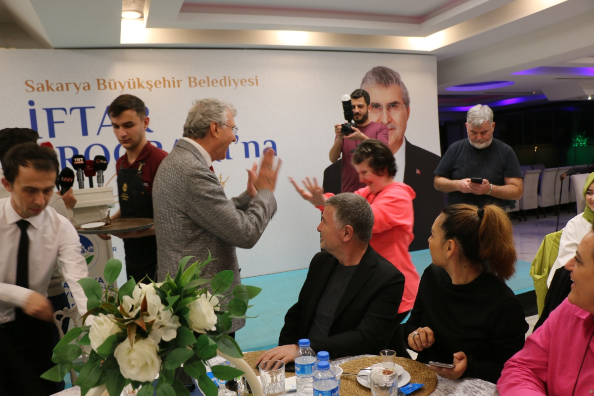 Sakarya Büyükşehir Belediye Başkanı Ekrem Yüce'nin Basına Veda Yemeği (GECEYE DAMGASINI VURAN HATIRA FOTOĞRAFLARI )