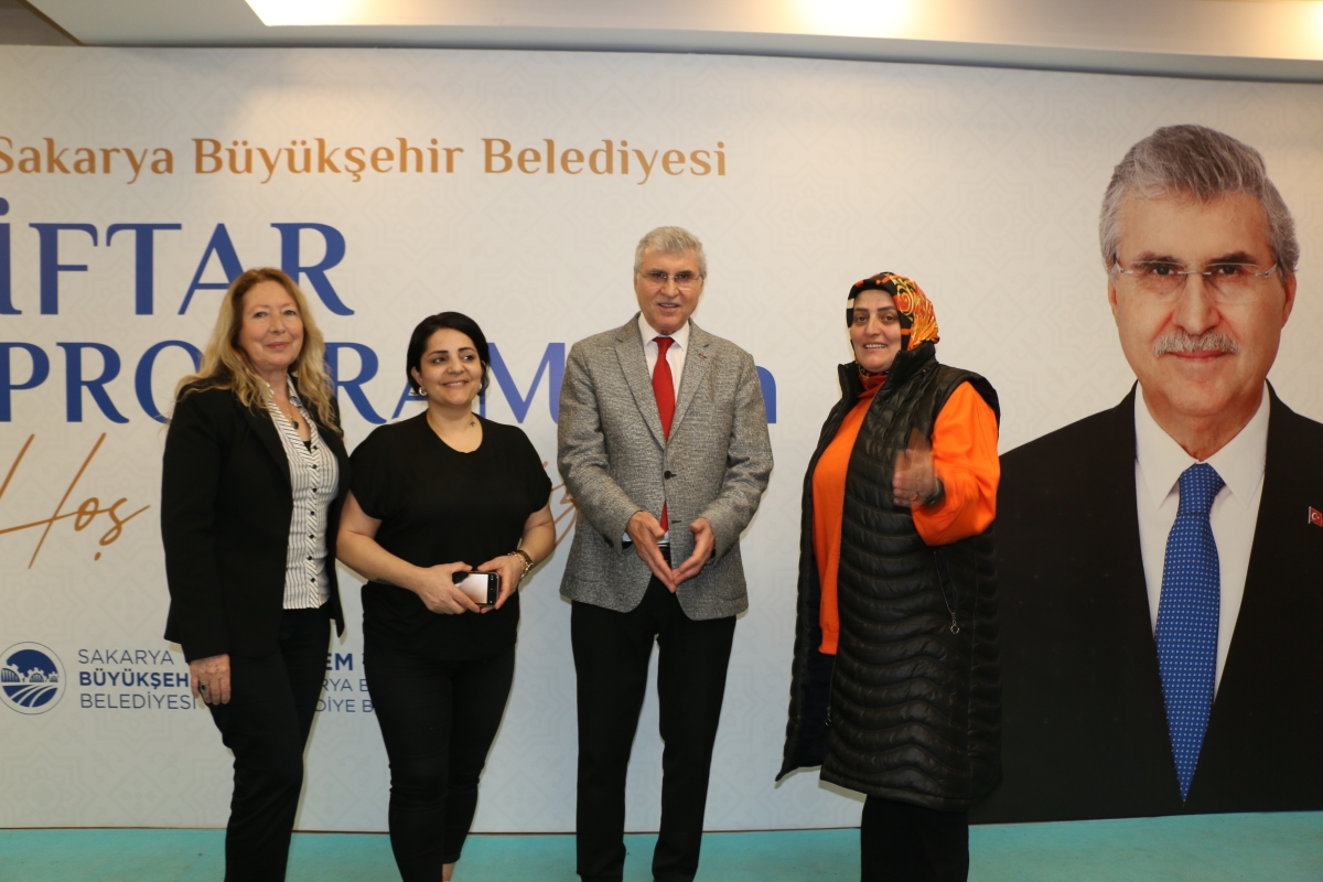 Sakarya Büyükşehir Belediye Başkanı Ekrem Yüce'nin Basına Veda Yemeği (GECEYE DAMGASINI VURAN HATIRA FOTOĞRAFLARI )