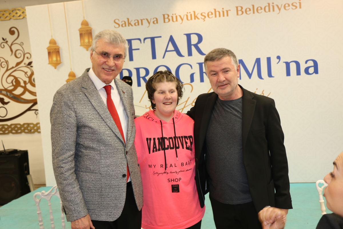 Sakarya Büyükşehir Belediye Başkanı Ekrem Yüce'nin Basına Veda Yemeği (GECEYE DAMGASINI VURAN HATIRA FOTOĞRAFLARI )