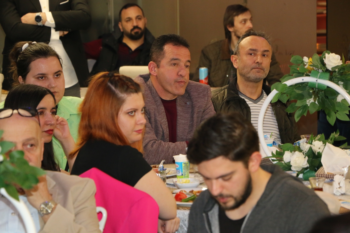 Sakarya Büyükşehir Belediye Başkanı Ekrem Yüce'nin Basına Veda Yemeği (GECEYE DAMGASINI VURAN HATIRA FOTOĞRAFLARI )
