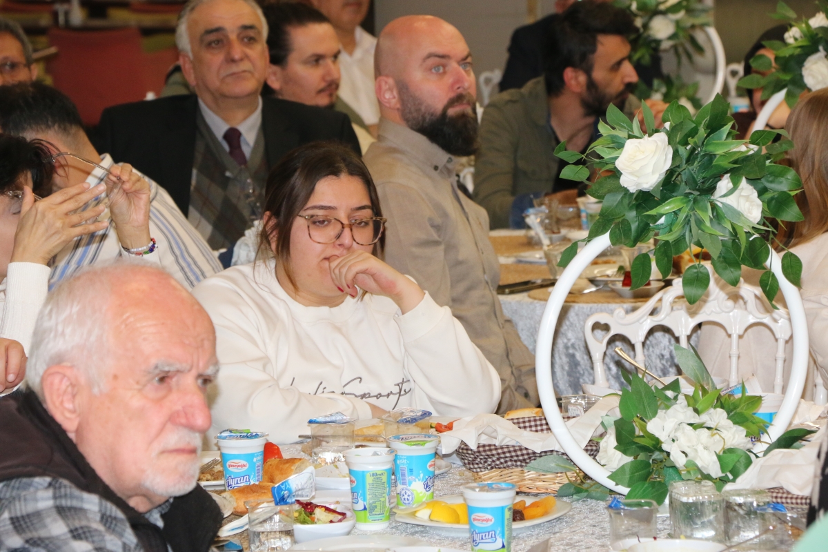 Sakarya Büyükşehir Belediye Başkanı Ekrem Yüce'nin Basına Veda Yemeği (GECEYE DAMGASINI VURAN HATIRA FOTOĞRAFLARI )