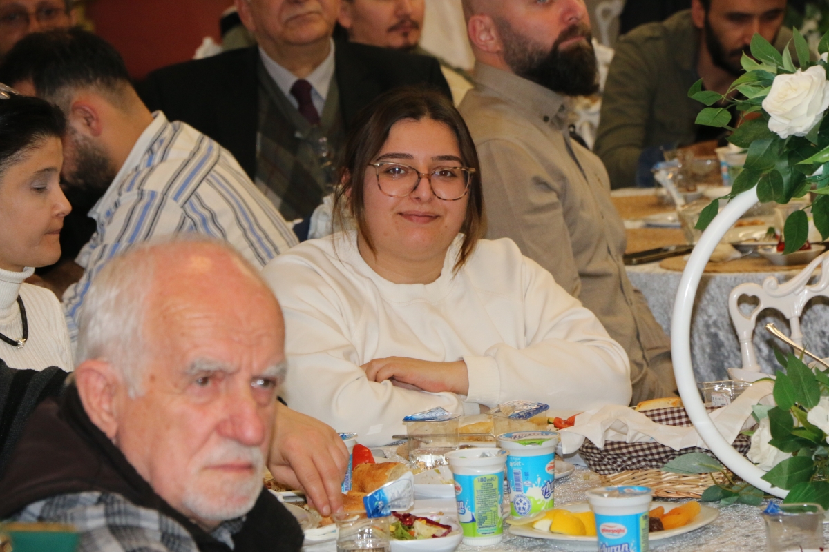Sakarya Büyükşehir Belediye Başkanı Ekrem Yüce'nin Basına Veda Yemeği (GECEYE DAMGASINI VURAN HATIRA FOTOĞRAFLARI )
