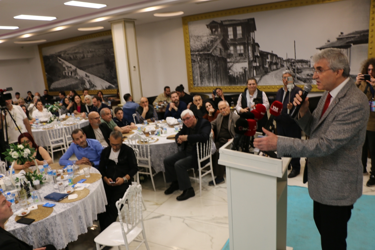 Sakarya Büyükşehir Belediye Başkanı Ekrem Yüce'nin Basına Veda Yemeği (GECEYE DAMGASINI VURAN HATIRA FOTOĞRAFLARI )