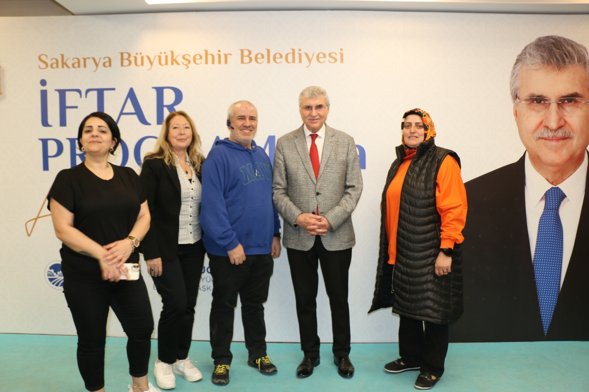 Sakarya Büyükşehir Belediye Başkanı Ekrem Yüce'nin Basına Veda Yemeği (GECEYE DAMGASINI VURAN HATIRA FOTOĞRAFLARI )