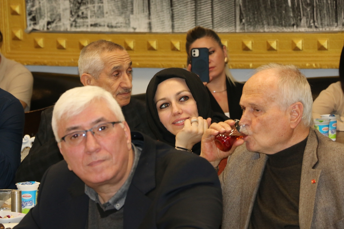 Sakarya Büyükşehir Belediye Başkanı Ekrem Yüce'nin Basına Veda Yemeği (GECEYE DAMGASINI VURAN HATIRA FOTOĞRAFLARI )