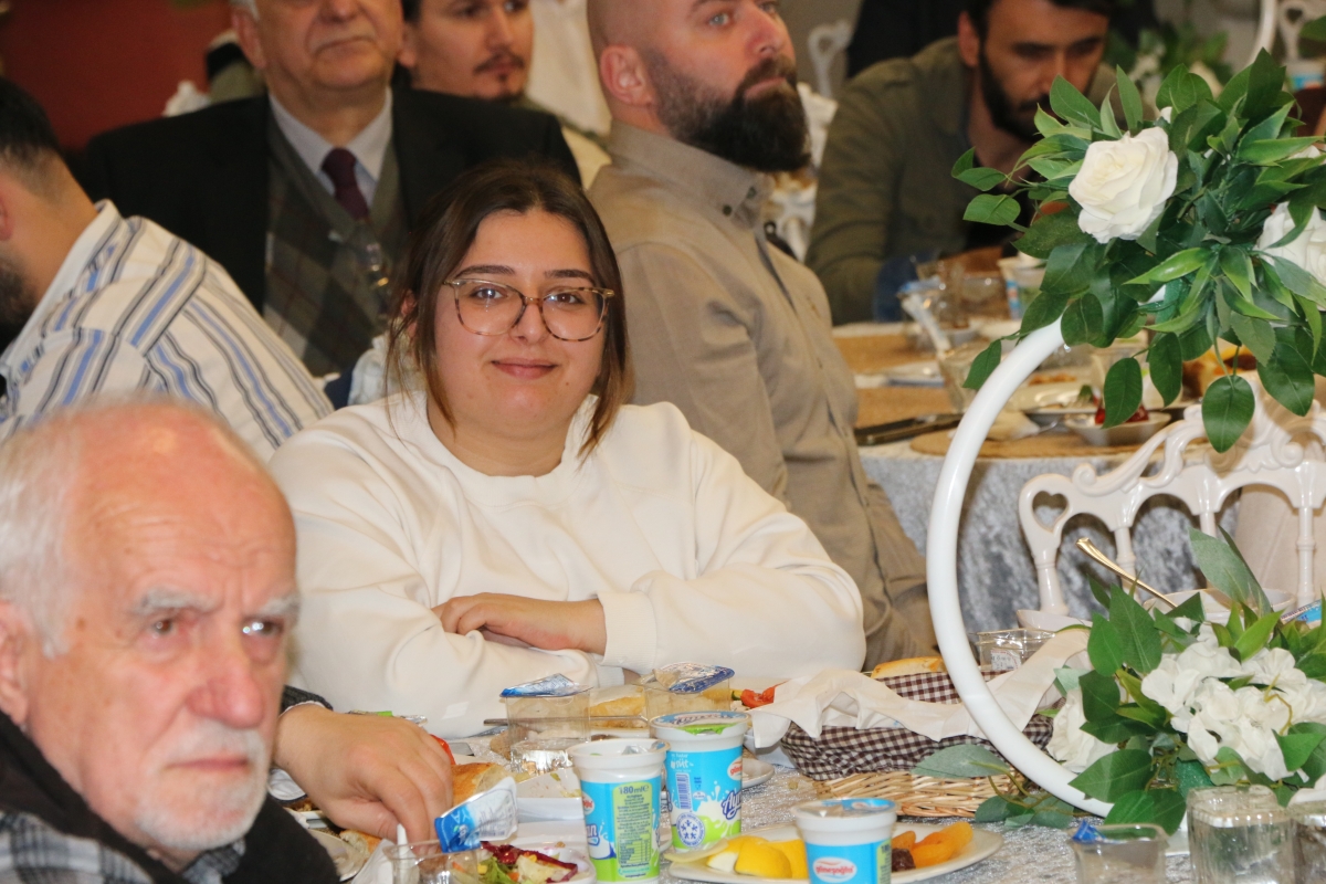Sakarya Büyükşehir Belediye Başkanı Ekrem Yüce'nin Basına Veda Yemeği (GECEYE DAMGASINI VURAN HATIRA FOTOĞRAFLARI )