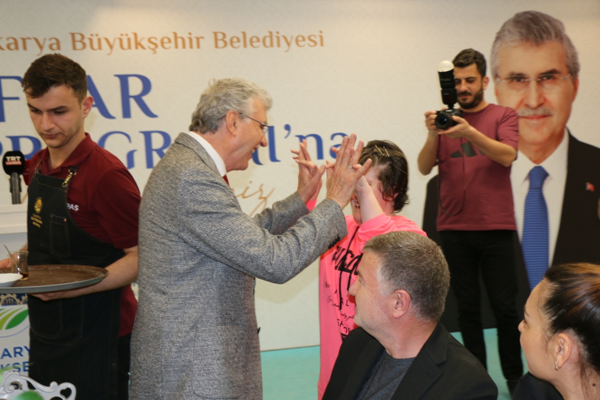 Sakarya Büyükşehir Belediye Başkanı Ekrem Yüce'nin Basına Veda Yemeği (GECEYE DAMGASINI VURAN HATIRA FOTOĞRAFLARI )