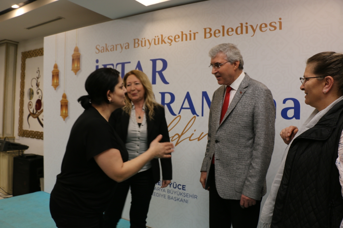 Sakarya Büyükşehir Belediye Başkanı Ekrem Yüce'nin Basına Veda Yemeği (GECEYE DAMGASINI VURAN HATIRA FOTOĞRAFLARI )