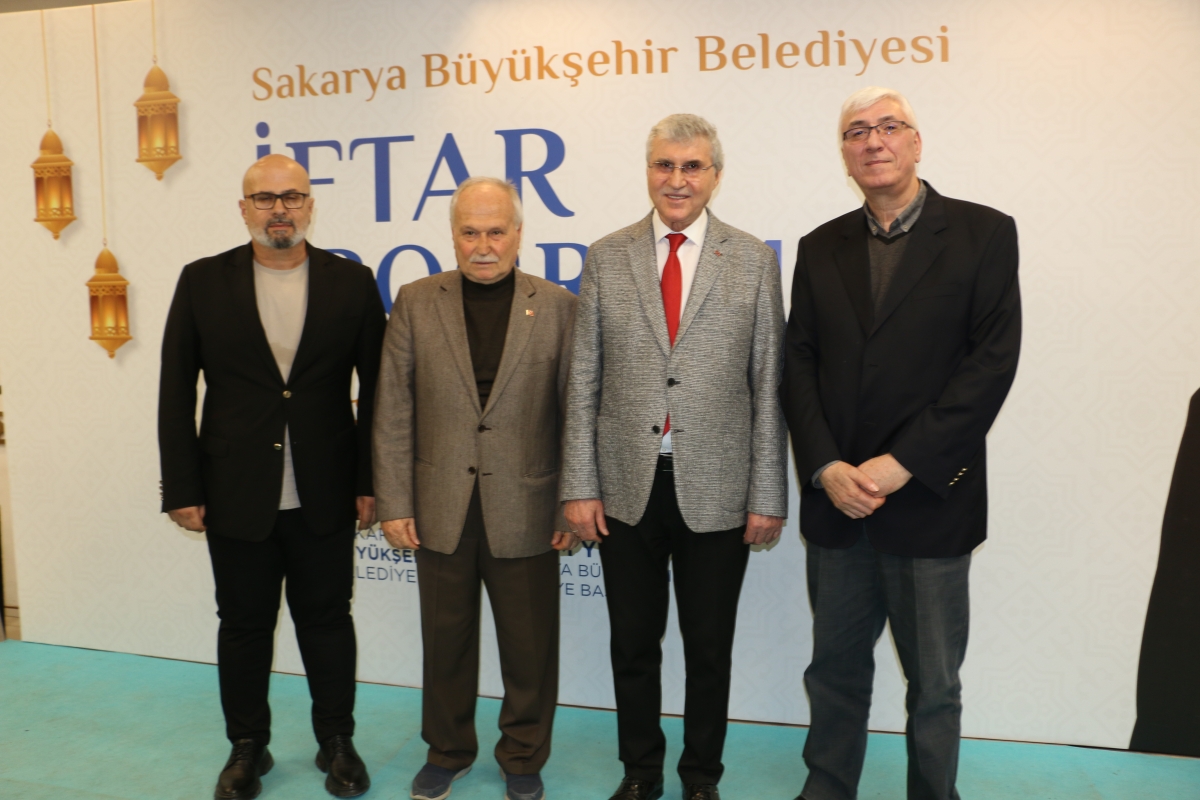 Sakarya Büyükşehir Belediye Başkanı Ekrem Yüce'nin Basına Veda Yemeği (GECEYE DAMGASINI VURAN HATIRA FOTOĞRAFLARI )