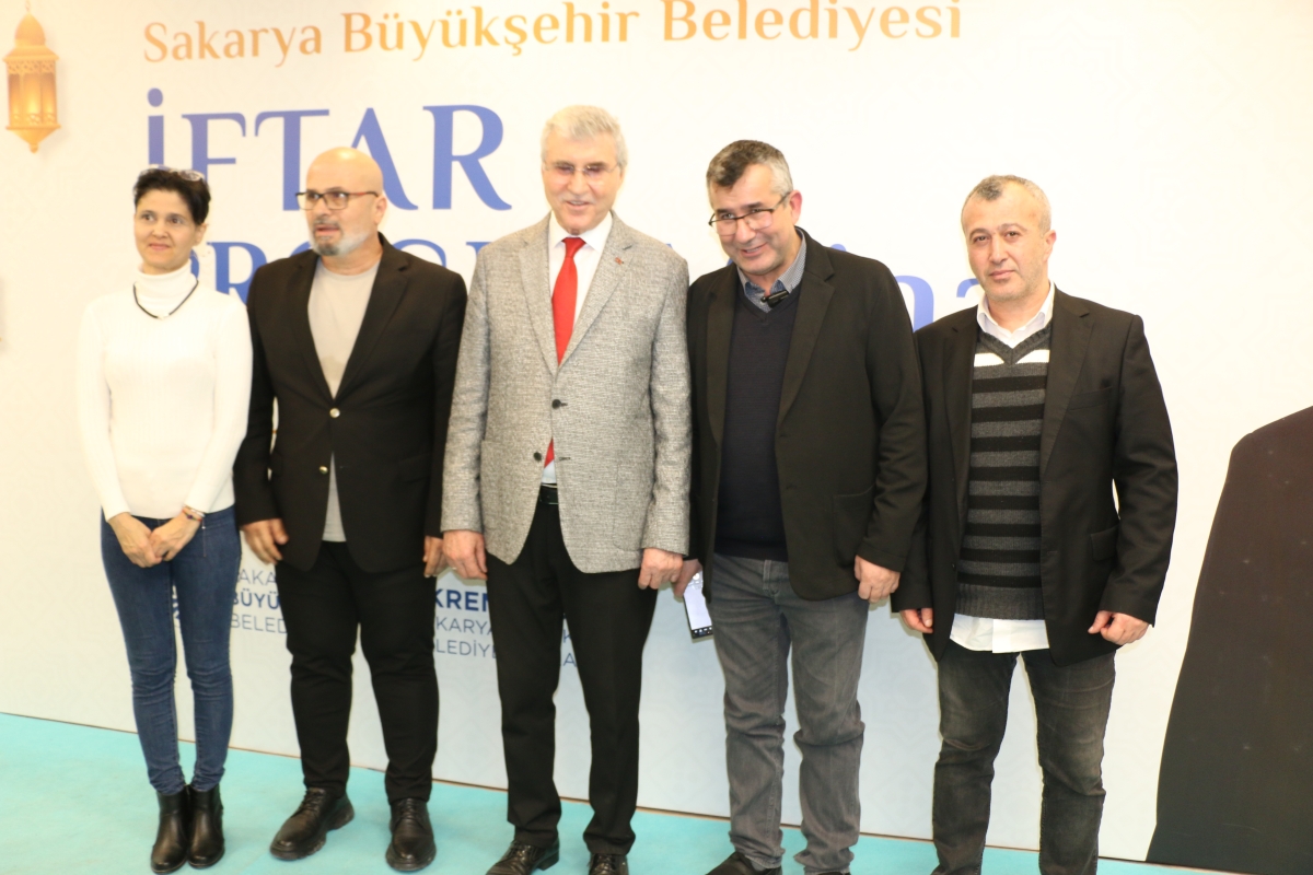Sakarya Büyükşehir Belediye Başkanı Ekrem Yüce'nin Basına Veda Yemeği (GECEYE DAMGASINI VURAN HATIRA FOTOĞRAFLARI )