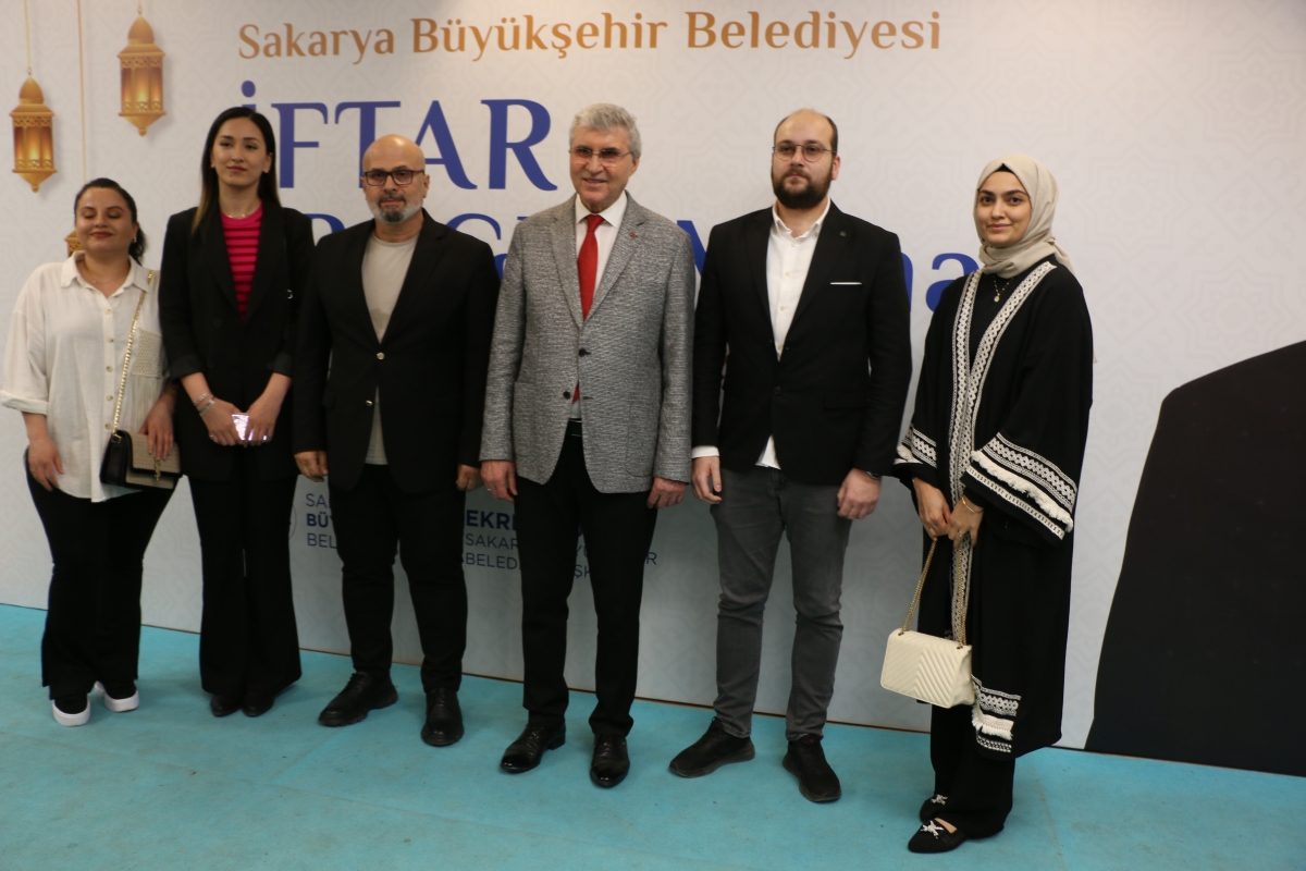 Sakarya Büyükşehir Belediye Başkanı Ekrem Yüce'nin Basına Veda Yemeği (GECEYE DAMGASINI VURAN HATIRA FOTOĞRAFLARI )