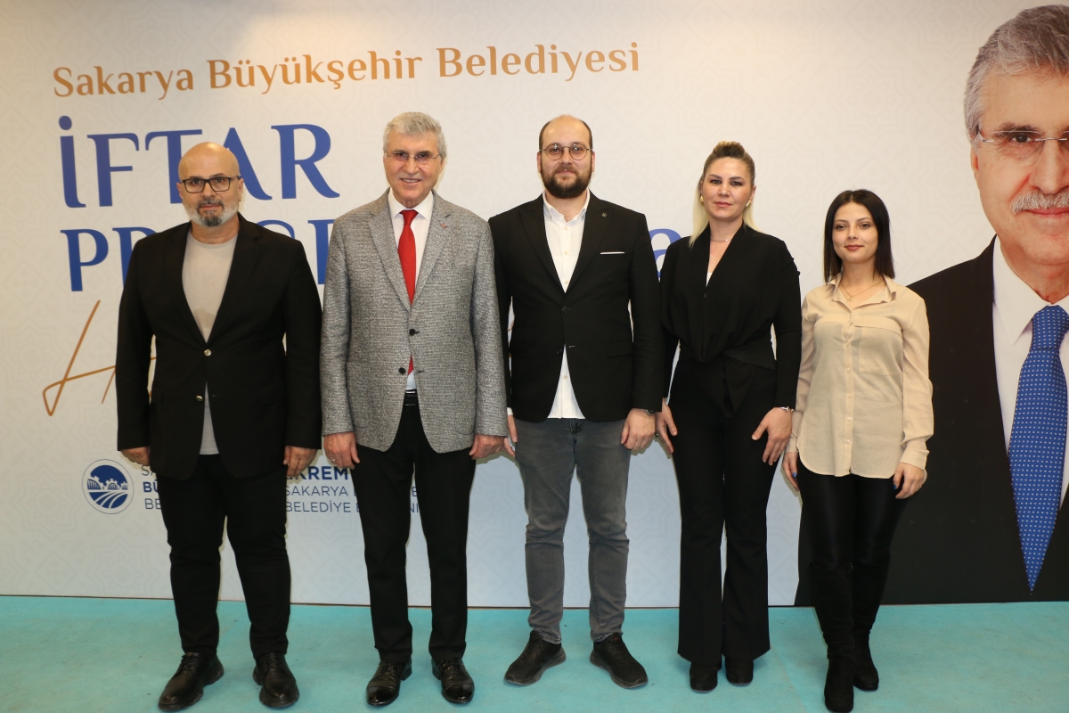 Sakarya Büyükşehir Belediye Başkanı Ekrem Yüce'nin Basına Veda Yemeği (GECEYE DAMGASINI VURAN HATIRA FOTOĞRAFLARI )