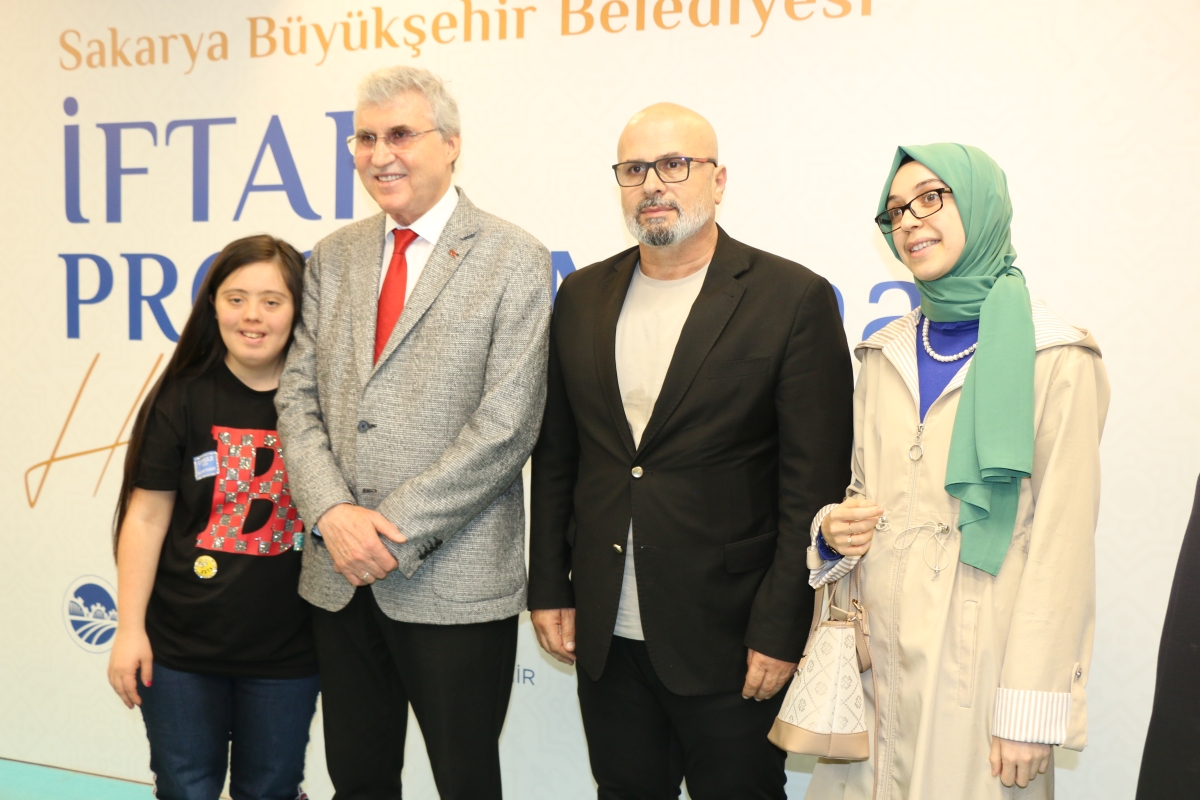 Sakarya Büyükşehir Belediye Başkanı Ekrem Yüce'nin Basına Veda Yemeği (GECEYE DAMGASINI VURAN HATIRA FOTOĞRAFLARI )