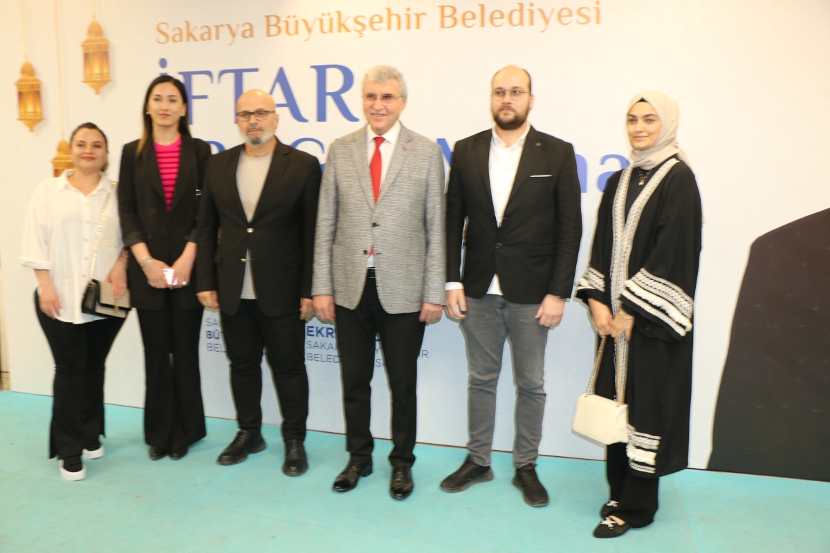 Sakarya Büyükşehir Belediye Başkanı Ekrem Yüce'nin Basına Veda Yemeği (GECEYE DAMGASINI VURAN HATIRA FOTOĞRAFLARI )