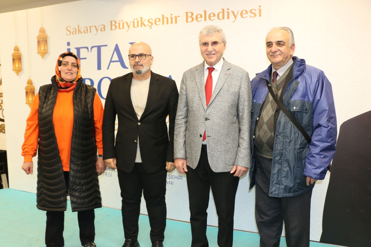 Sakarya Büyükşehir Belediye Başkanı Ekrem Yüce'nin Basına Veda Yemeği (GECEYE DAMGASINI VURAN HATIRA FOTOĞRAFLARI )