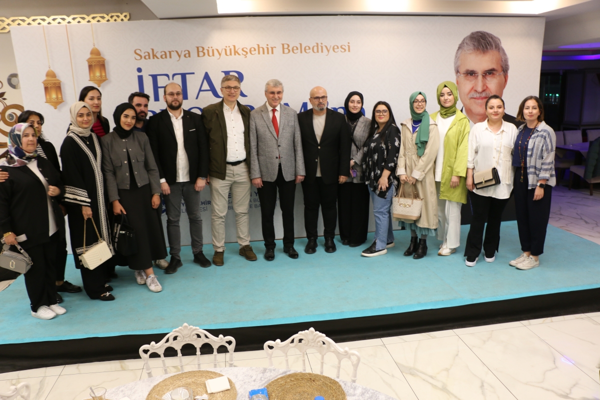 Sakarya Büyükşehir Belediye Başkanı Ekrem Yüce'nin Basına Veda Yemeği (GECEYE DAMGASINI VURAN HATIRA FOTOĞRAFLARI )