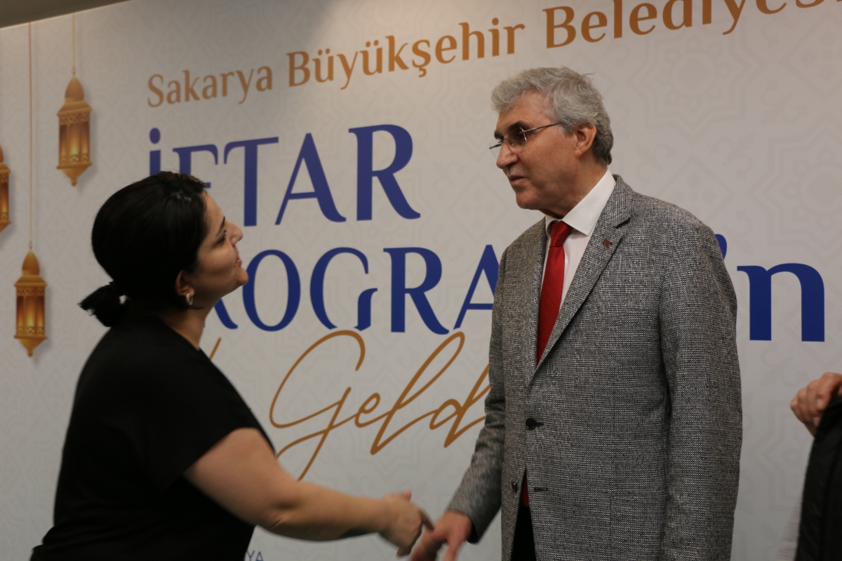Sakarya Büyükşehir Belediye Başkanı Ekrem Yüce'nin Basına Veda Yemeği (GECEYE DAMGASINI VURAN HATIRA FOTOĞRAFLARI )