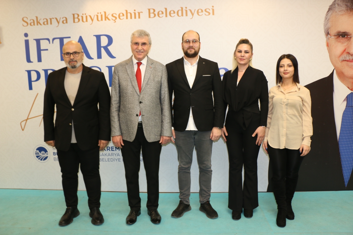 Sakarya Büyükşehir Belediye Başkanı Ekrem Yüce'nin Basına Veda Yemeği (GECEYE DAMGASINI VURAN HATIRA FOTOĞRAFLARI )