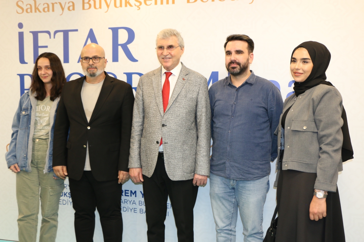 Sakarya Büyükşehir Belediye Başkanı Ekrem Yüce'nin Basına Veda Yemeği (GECEYE DAMGASINI VURAN HATIRA FOTOĞRAFLARI )