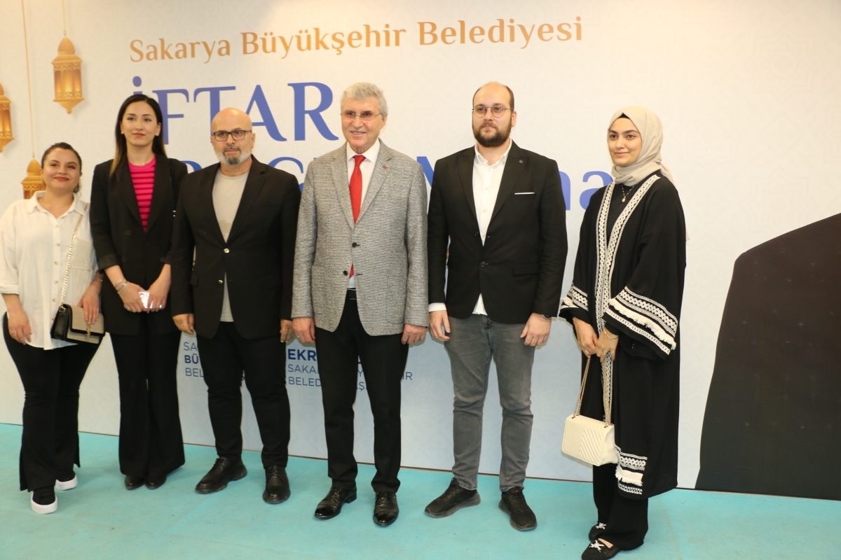 Sakarya Büyükşehir Belediye Başkanı Ekrem Yüce'nin Basına Veda Yemeği (GECEYE DAMGASINI VURAN HATIRA FOTOĞRAFLARI )