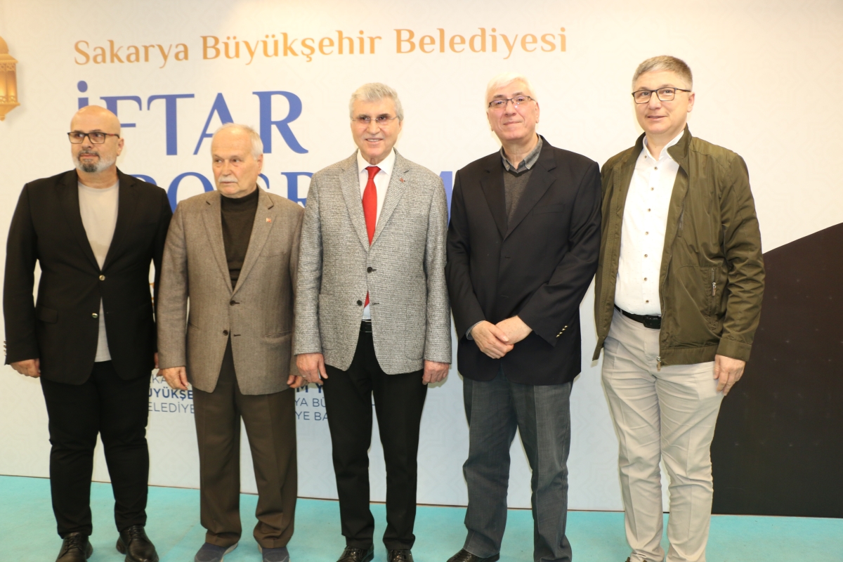 Sakarya Büyükşehir Belediye Başkanı Ekrem Yüce'nin Basına Veda Yemeği (GECEYE DAMGASINI VURAN HATIRA FOTOĞRAFLARI )