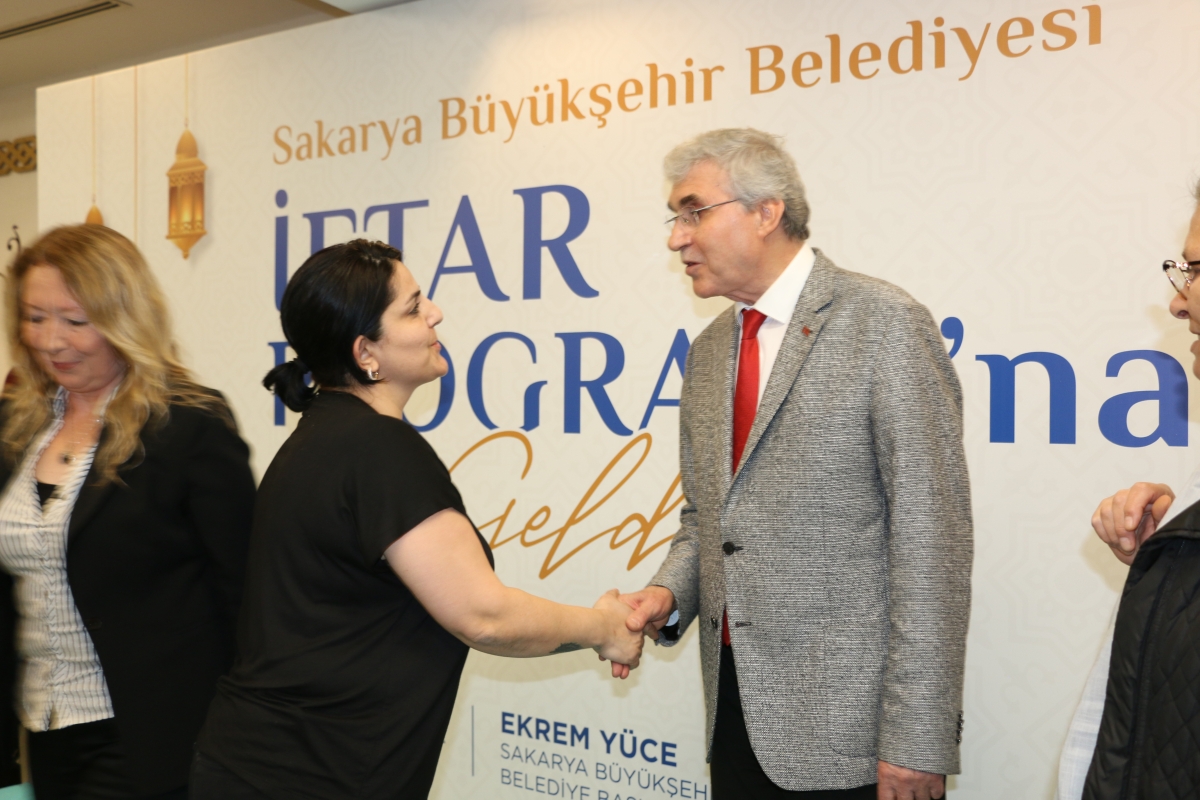 Sakarya Büyükşehir Belediye Başkanı Ekrem Yüce'nin Basına Veda Yemeği (GECEYE DAMGASINI VURAN HATIRA FOTOĞRAFLARI )
