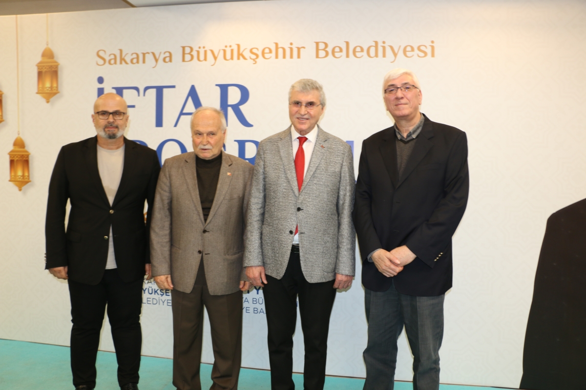 Sakarya Büyükşehir Belediye Başkanı Ekrem Yüce'nin Basına Veda Yemeği (GECEYE DAMGASINI VURAN HATIRA FOTOĞRAFLARI )