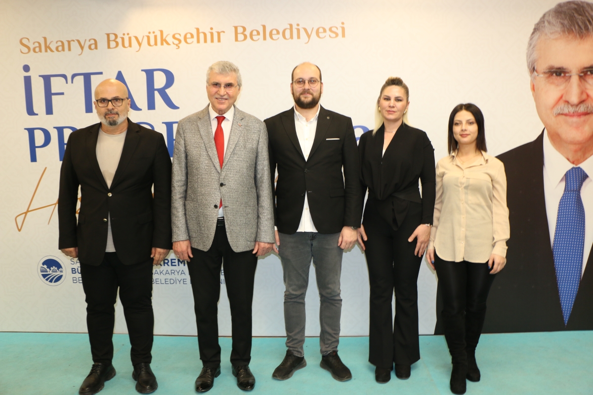 Sakarya Büyükşehir Belediye Başkanı Ekrem Yüce'nin Basına Veda Yemeği (GECEYE DAMGASINI VURAN HATIRA FOTOĞRAFLARI )