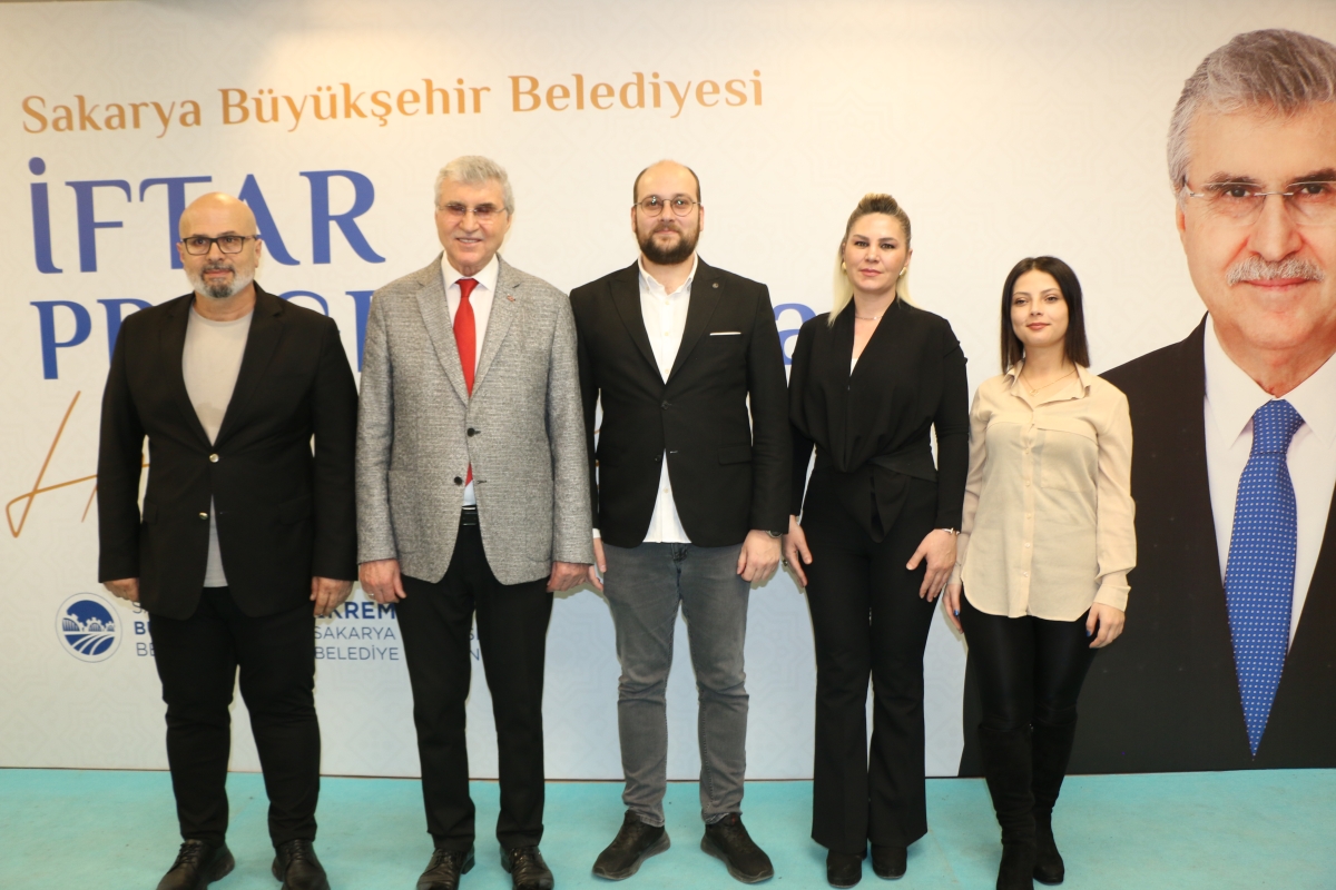 Sakarya Büyükşehir Belediye Başkanı Ekrem Yüce'nin Basına Veda Yemeği (GECEYE DAMGASINI VURAN HATIRA FOTOĞRAFLARI )