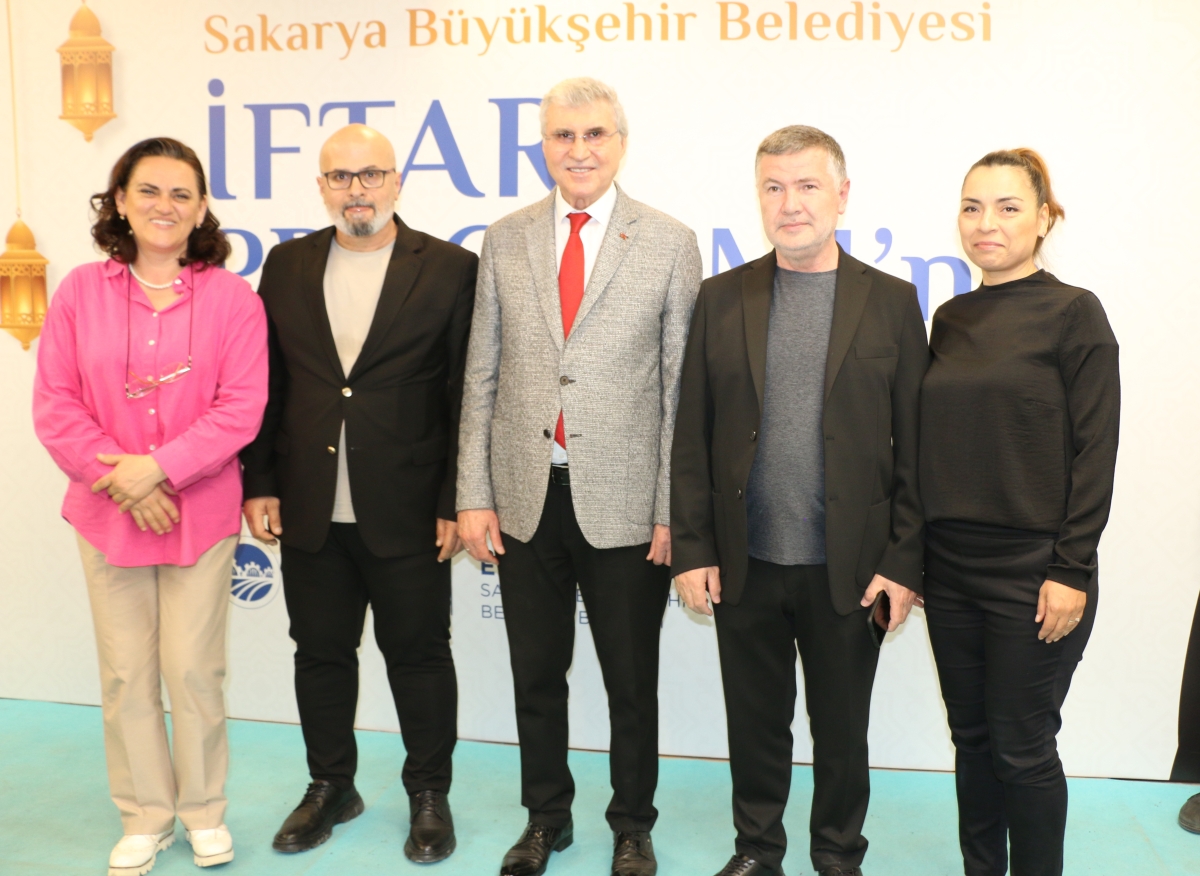 Sakarya Büyükşehir Belediye Başkanı Ekrem Yüce'nin Basına Veda Yemeği (GECEYE DAMGASINI VURAN HATIRA FOTOĞRAFLARI )