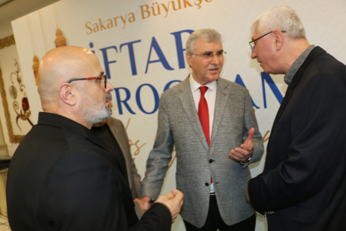 Sakarya Büyükşehir Belediye Başkanı Ekrem Yüce'nin Basına Veda Yemeği (GECEYE DAMGASINI VURAN HATIRA FOTOĞRAFLARI )