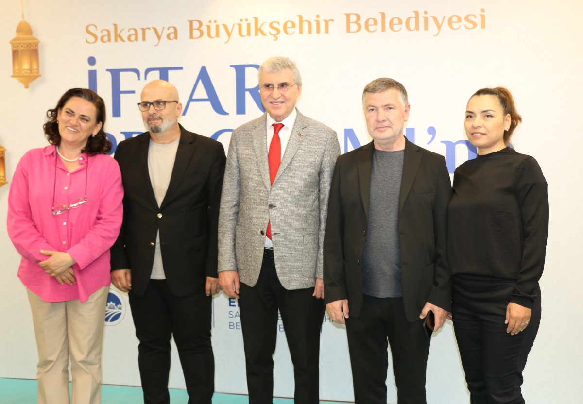 Sakarya Büyükşehir Belediye Başkanı Ekrem Yüce'nin Basına Veda Yemeği (GECEYE DAMGASINI VURAN HATIRA FOTOĞRAFLARI )