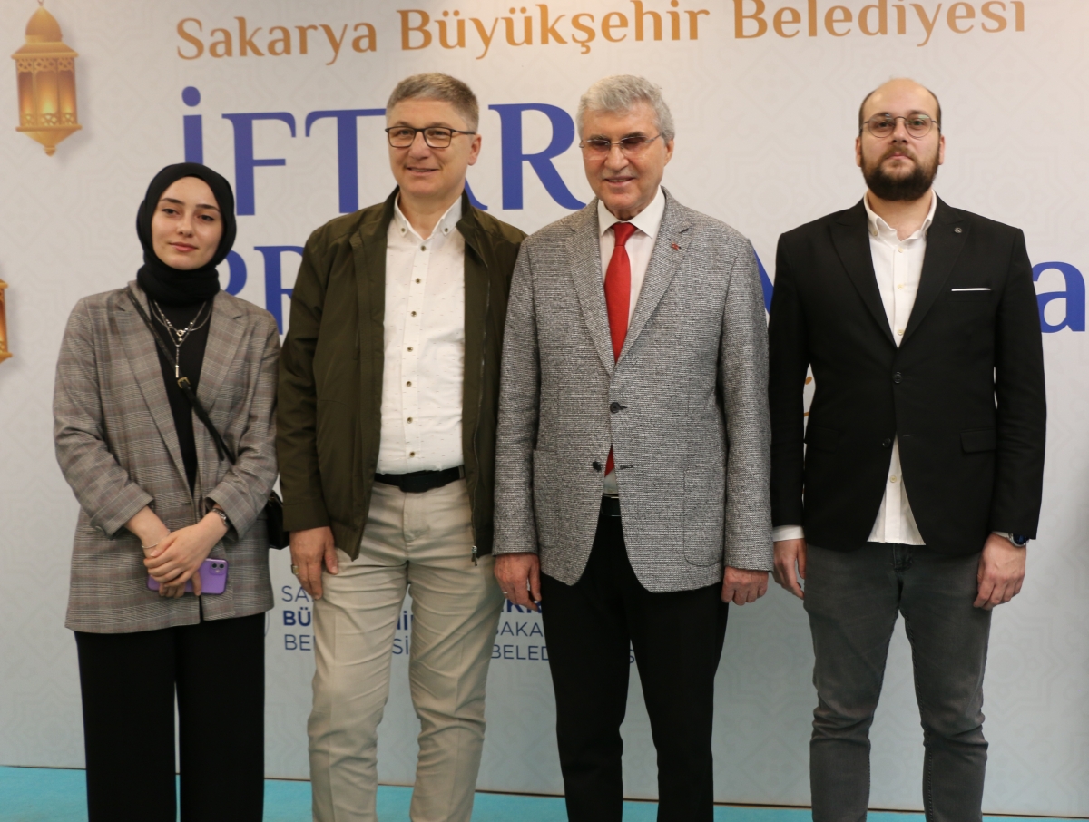 Sakarya Büyükşehir Belediye Başkanı Ekrem Yüce'nin Basına Veda Yemeği (GECEYE DAMGASINI VURAN HATIRA FOTOĞRAFLARI )
