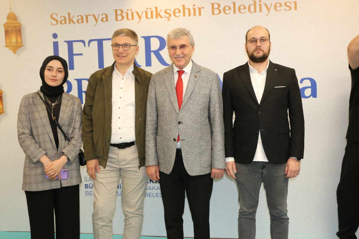 Sakarya Büyükşehir Belediye Başkanı Ekrem Yüce'nin Basına Veda Yemeği (GECEYE DAMGASINI VURAN HATIRA FOTOĞRAFLARI )