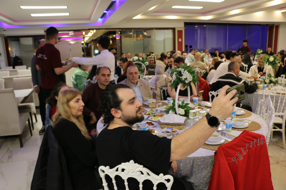 Sakarya Büyükşehir Belediye Başkanı Ekrem Yüce'nin Basına Veda Yemeği (GECEYE DAMGASINI VURAN HATIRA FOTOĞRAFLARI )