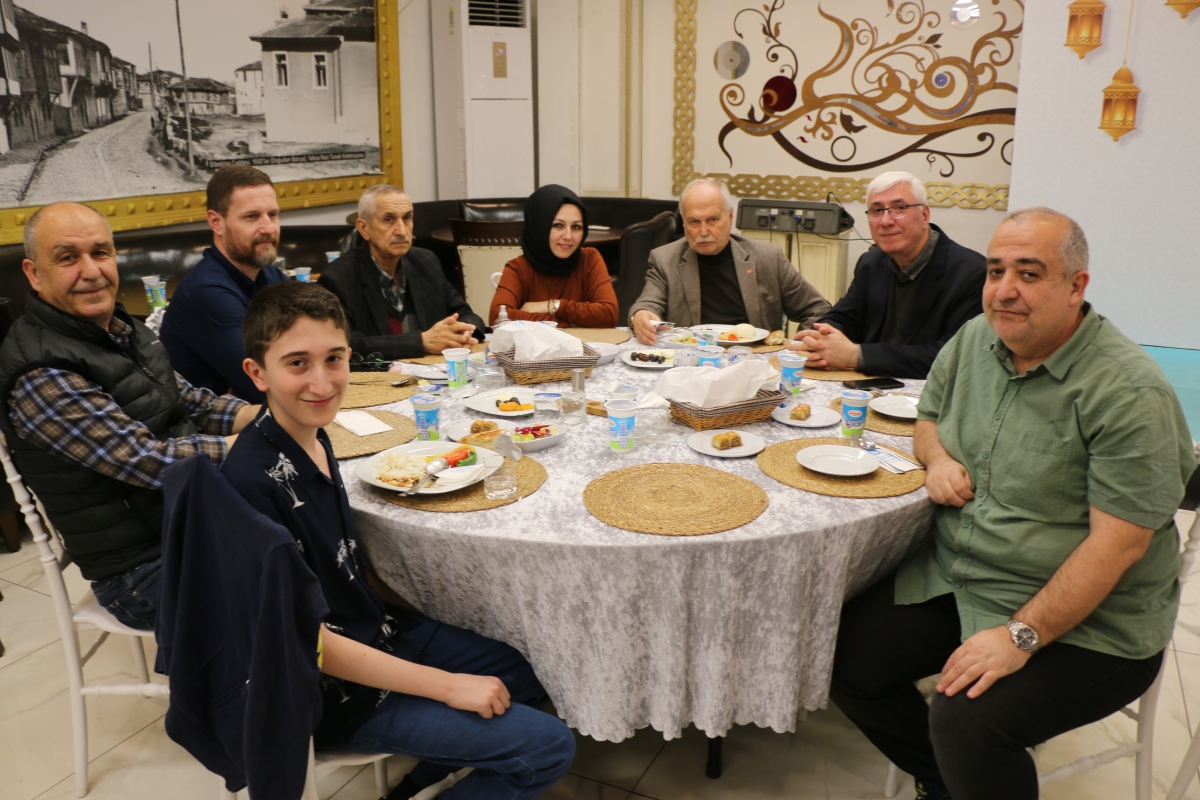 Sakarya Büyükşehir Belediye Başkanı Ekrem Yüce'nin Basına Veda Yemeği (GECEYE DAMGASINI VURAN HATIRA FOTOĞRAFLARI )