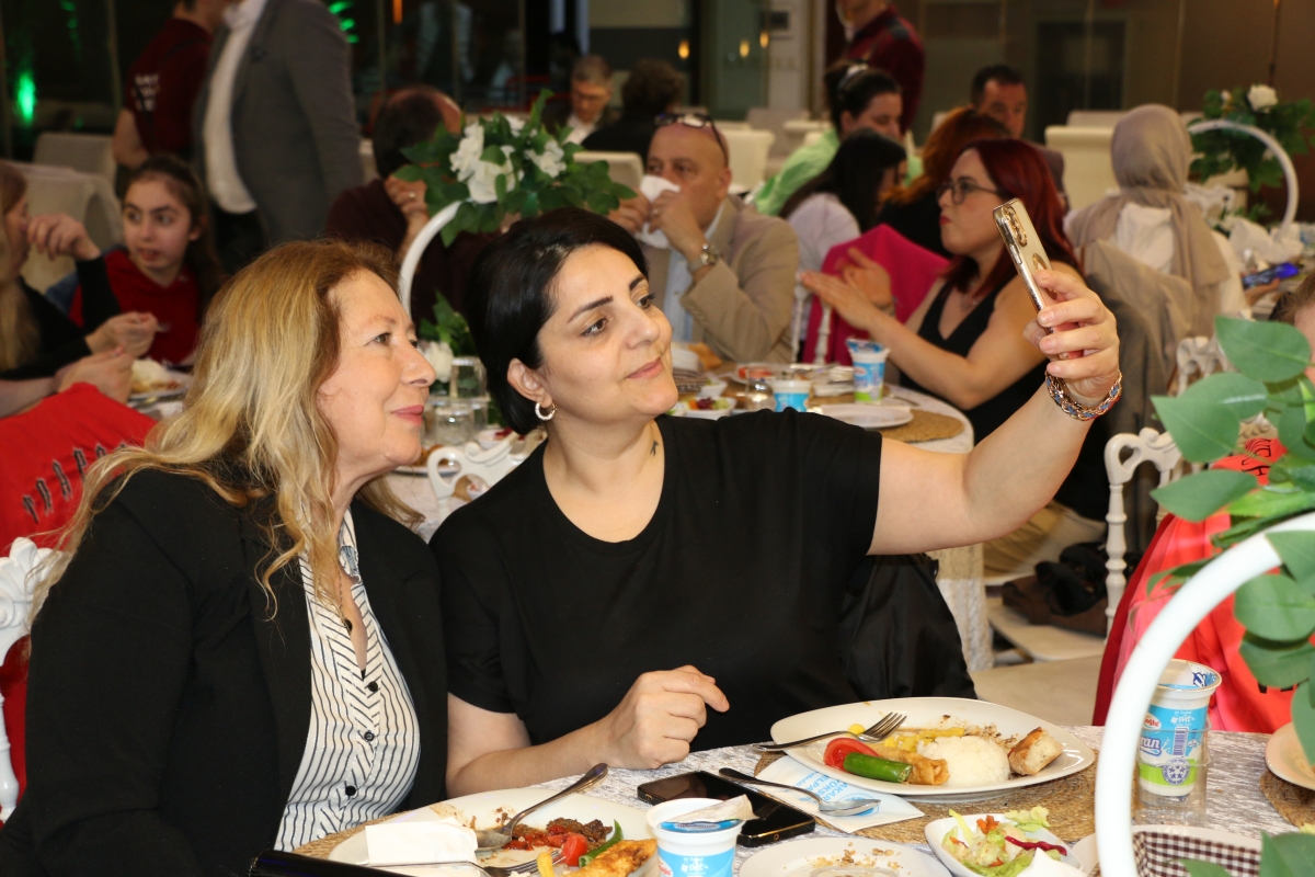 Sakarya Büyükşehir Belediye Başkanı Ekrem Yüce'nin Basına Veda Yemeği (GECEYE DAMGASINI VURAN HATIRA FOTOĞRAFLARI )