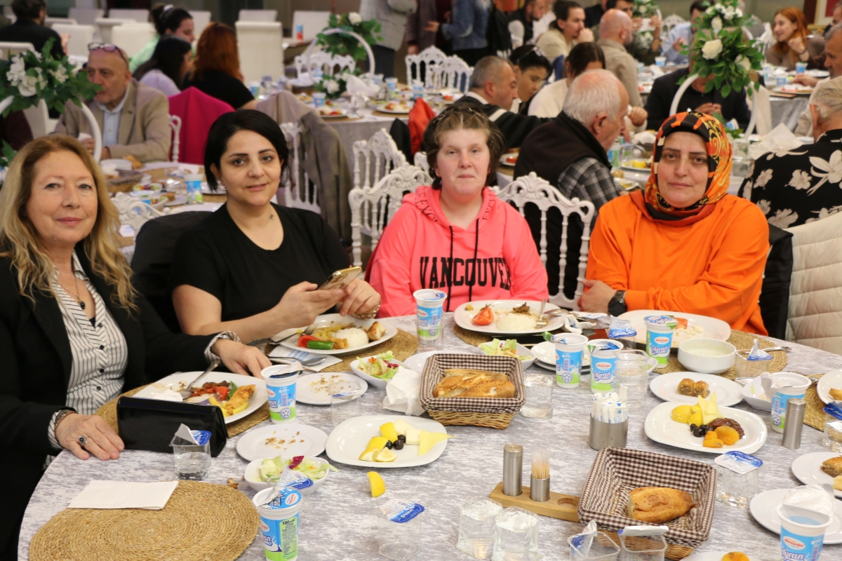Sakarya Büyükşehir Belediye Başkanı Ekrem Yüce'nin Basına Veda Yemeği (GECEYE DAMGASINI VURAN HATIRA FOTOĞRAFLARI )