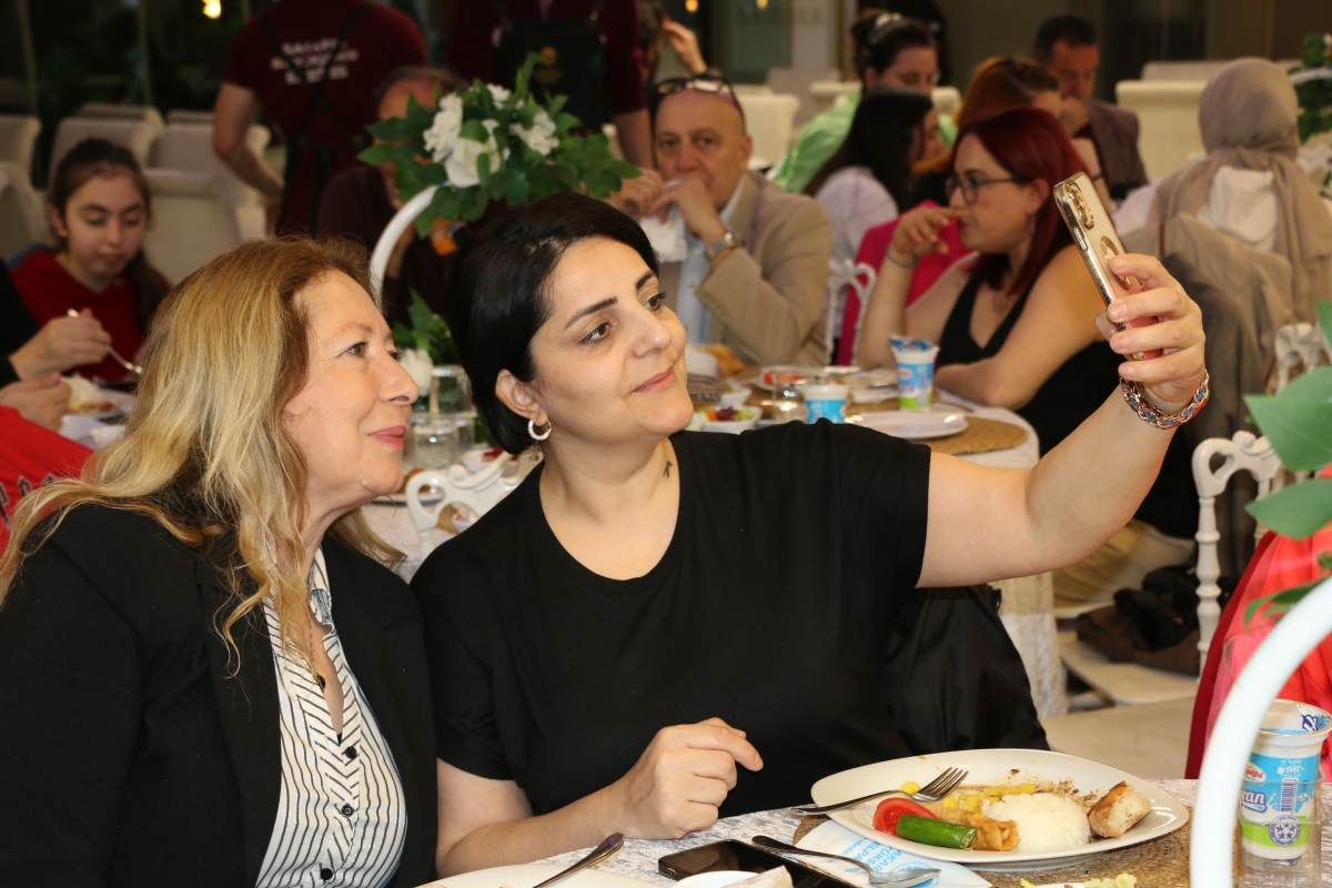 Sakarya Büyükşehir Belediye Başkanı Ekrem Yüce'nin Basına Veda Yemeği (GECEYE DAMGASINI VURAN HATIRA FOTOĞRAFLARI )