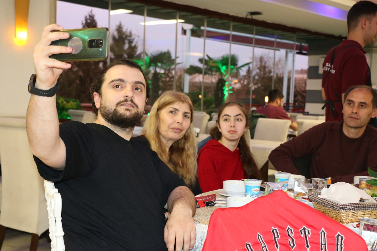Sakarya Büyükşehir Belediye Başkanı Ekrem Yüce'nin Basına Veda Yemeği (GECEYE DAMGASINI VURAN HATIRA FOTOĞRAFLARI )