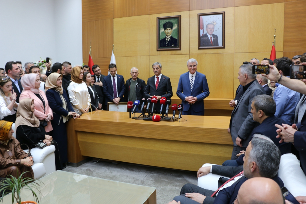 Sakarya Büyükşehir Belediyesinde devir teslim heyecanı ( GÜNÜN ÖNE ÇIKAN FOTOĞRAFLARI )