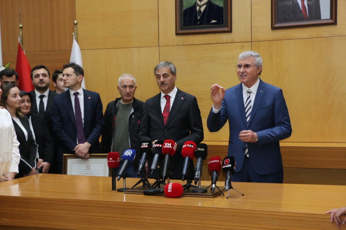 Sakarya Büyükşehir Belediyesinde devir teslim heyecanı ( GÜNÜN ÖNE ÇIKAN FOTOĞRAFLARI )