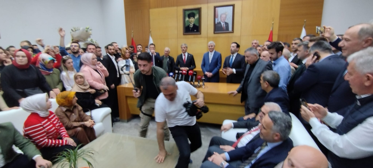 Sakarya Büyükşehir Belediyesinde devir teslim heyecanı ( GÜNÜN ÖNE ÇIKAN FOTOĞRAFLARI )