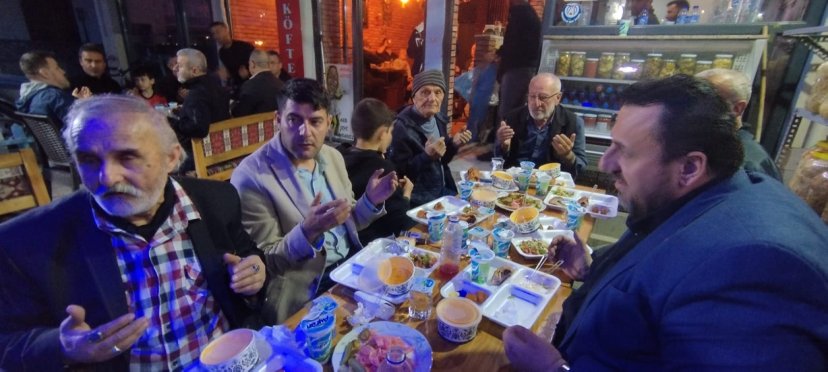 Meraklı Köfteci Yakup Barış Özgür Usta'dan 5'nci Geleneksel İftar Yemeği ( GÜNÜN ÖNE ÇIKAN FOTOĞRAFLARI )