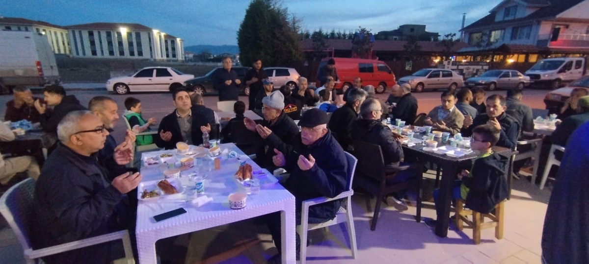 Meraklı Köfteci Yakup Barış Özgür Usta'dan 5'nci Geleneksel İftar Yemeği ( GÜNÜN ÖNE ÇIKAN FOTOĞRAFLARI )