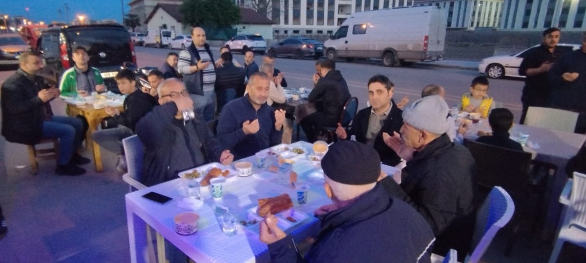 Meraklı Köfteci Yakup Barış Özgür Usta'dan 5'nci Geleneksel İftar Yemeği ( GÜNÜN ÖNE ÇIKAN FOTOĞRAFLARI )